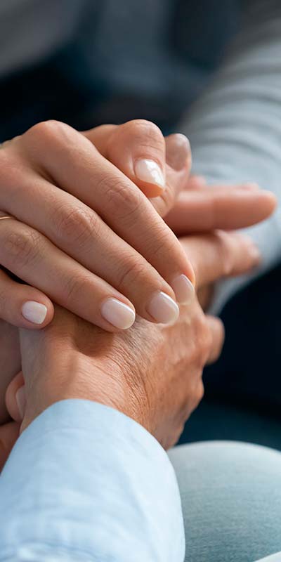 Врач держит пациента за руку
